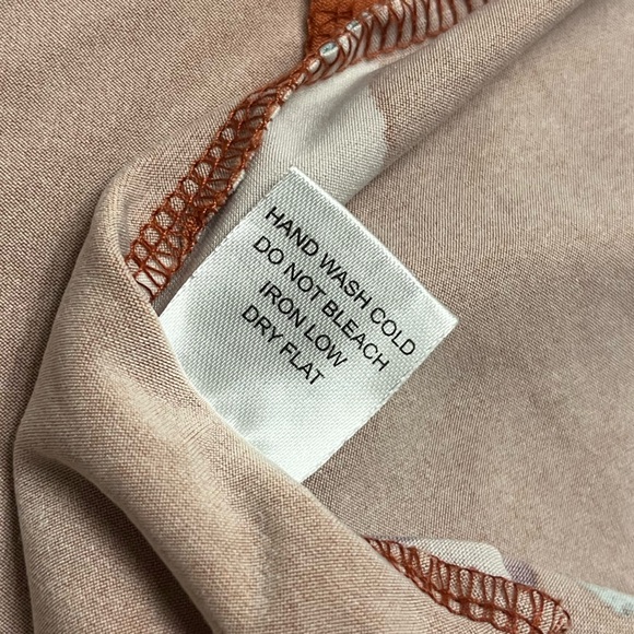 โฅ๏ธ FREE with any purchase ๐๐ฝ Iris โ๏ธ๐โ๏ธ gorgeous floral bodycon midi dress - Picture 9 of 13